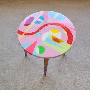 Colorful Funky Resin Boho Table,Abstract Pink Purple Groovy Vibrant Wood Rainbow Retro Hippie End Side Cool Luxury Round Center Coffee Table