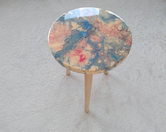 Handgemaakte harssalontafel: blauwroze abstracte bijzettafel