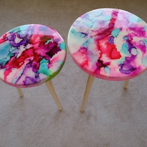 Tavolini da caffè laterali in resina astratta colorata in legno, comodino rotondo rosa bianco eclettico fresco e vibrante, ingresso, tavolo da salotto dipinto a mano