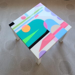 Resin Couchtisch: Quadratischer bunter Boho Beistelltisch