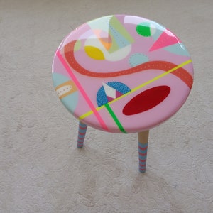 Unusual Pink Funky Colorful Round Side Resin Coffee Table, Geometric Maximalist Eclectic Boho Abstract Cool Neon Painted Leg Epoxy Art Table