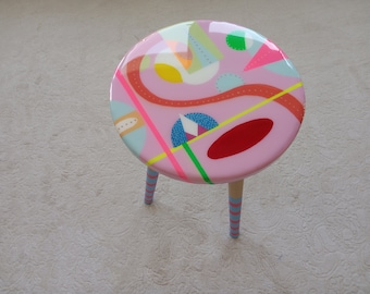 Unusual Pink Funky Colorful Round Side Resin Coffee Table, Geometric Maximalist Eclectic Boho Abstract Cool Neon Painted Leg Epoxy Art Table