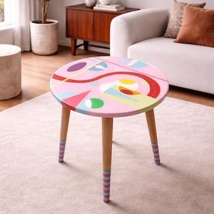Mesa de centro de resina rosa: mesa auxiliar geométrica y original con patas pintadas