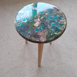 Runder kleiner Boho-Harz-Sofa-Kaffeetisch, moderner hölzerner grüner Nachttischholz-einzigartiges braunes Epoxyd-Endseiten-Bauernhaus-abstrakte Kunst-Kaffeetisch