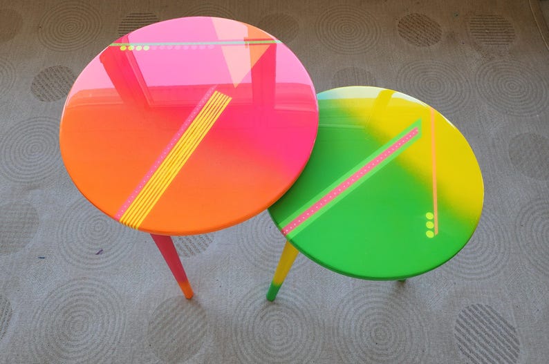 Mesas auxiliares de resina abstracta en naranja y verde, mesas de centro redondas de epoxi con diseño artístico vibrante imagen 6