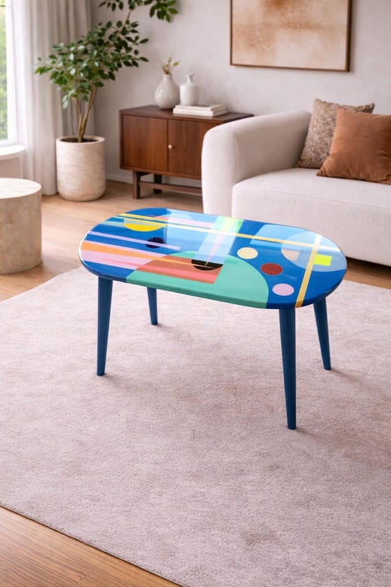 Abstrakter Couchtisch aus blauem Kunstharz: Moderner Beistelltisch aus Holz