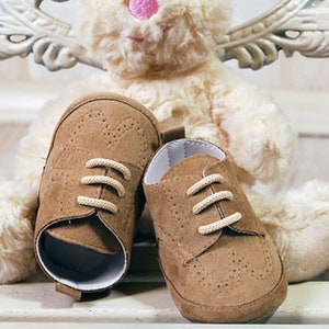 Zapatos de bebé niño en piel sintética beige de ante, para cochecito de bebé, botines, para bautizo, boda, calzado elegante y formal para bebé. Tallas: 3-18 meses.
