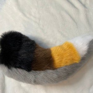 Máscara Dino Peluda Nub Tail