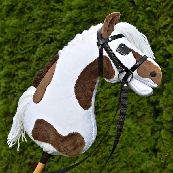 Hobby Horse Pinto Brown - Cheval de loisir 100% fabriqué à la main avec bâton et bride en cuir noir (taille A3)