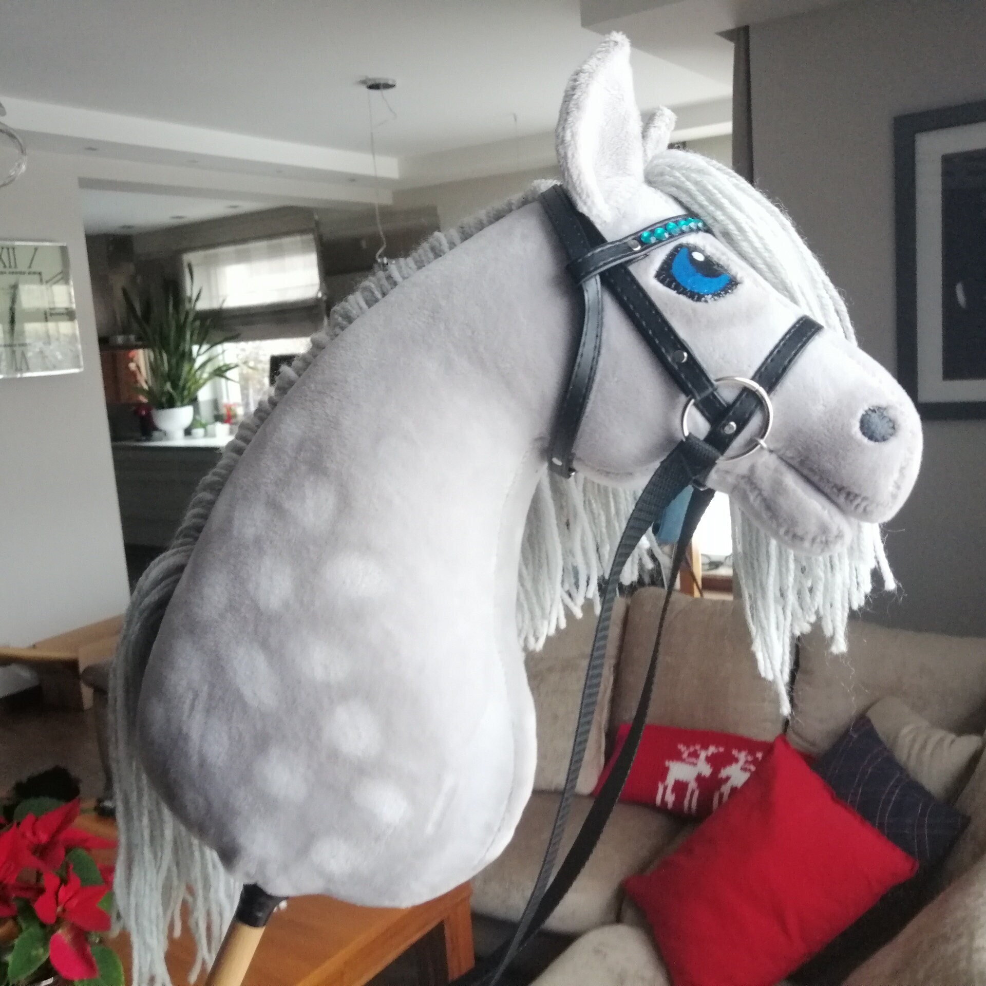 SKIPPI Hobby Horse Noir, Licol et Rênes Inclus, Grand Cheval Bâton A3, Cheval Realiste Tacheté