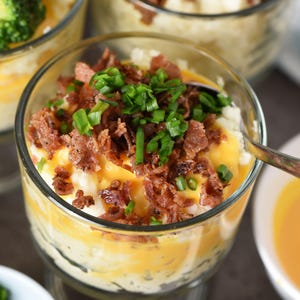 以下が含まれることがあります： クリーム色、ライトグレー、ダークグレーの3色の、つや消し仕上げの陶器製マグカップのセット。各マグカップはシンプルでミニマルなデザインで、コーヒーや紅茶に最適です。