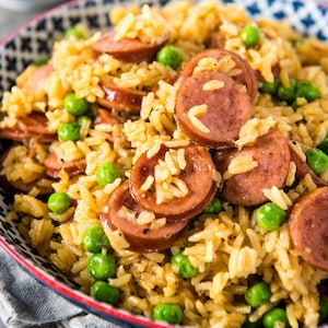 Może przedstawiać: Rustykalny drewniany szyld z napisem "Welcome to our home" w białych literach. Szyld ma postarzaną powierzchnię i prosty, zachęcający design, idealny na ganek lub do przedpokoju.