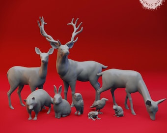 Può includere: Una collezione di figurine di animali dipinte di grigio, tra cui un cervo, un coniglio, un gufo, un corvo, una rana e due cerbiatte. Le figurine sono disposte su una superficie rossa.