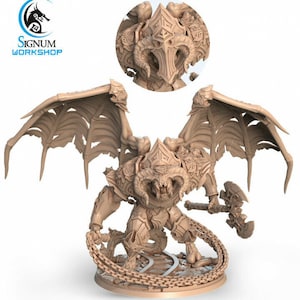 Puede incluir: Una miniatura detallada de un demonio alado con cuernos, un casco con pinchos y un hacha envuelta en una cadena. El demonio está de pie sobre una base circular con un diseño de cadena.