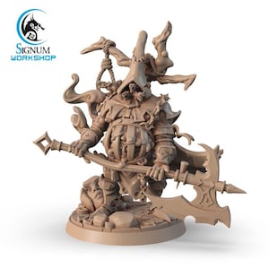 Puede incluir: Una figura en miniatura detallada de una criatura con cabeza encapuchada, sosteniendo un hacha grande y un bastón. La criatura lleva armadura y tiene una cadena alrededor de la cintura. La figura está pintada de color marrón y está de pie sobre una base circular.