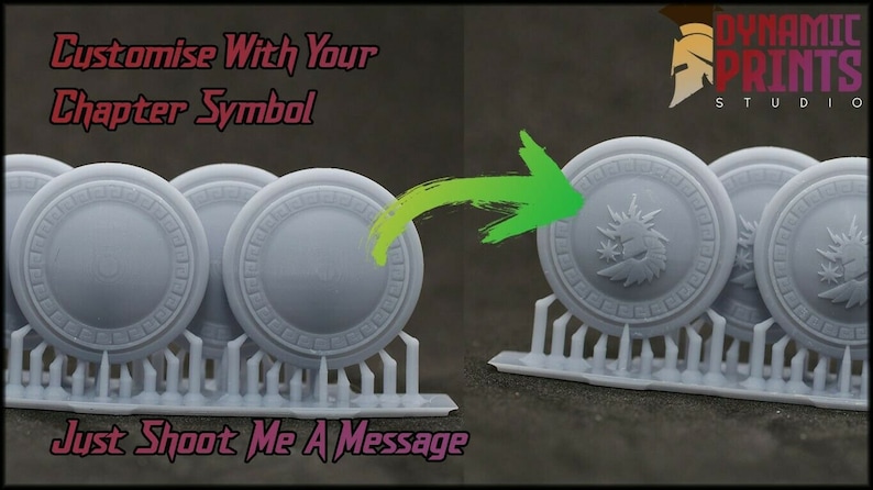 K&ouml;nnte beinhalten: Ein Satz von f&uuml;nf grauen, 3D-gedruckten Kunststoffschildern mit einem erh&ouml;hten Rand. Die Schilder sind leer, bis auf ein Schild, das ein detailliertes Design eines gefl&uuml;gelten Helms mit einem Stern zeigt. Der Text "Customise With Your Chapter Symbol" befindet sich oben im Bild. Der Text "Just Shoot Me A Message" befindet sich unten im Bild.