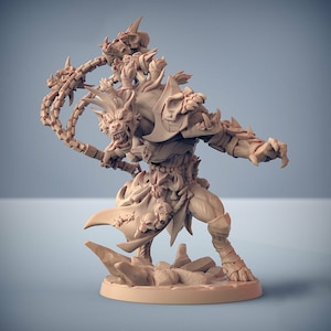 Könnte beinhalten: Eine detaillierte Miniaturfigur einer monströsen Kreatur mit einem wolfartigen Kopf, scharfen Krallen und einer Kettenpeitsche. Die Figur ist in einer hellbraunen Farbe modelliert und steht auf einem felsigen Sockel.