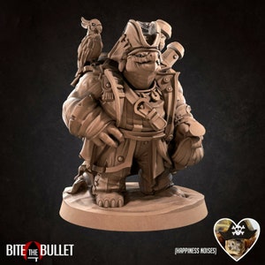 以下が含まれることがあります： 帽子とコートを着た海賊船長のミニチュアフィギュア。手描きで、茶色い陶器でできています。豚が小さな宝箱を持っており、肩にはオウムがとまっています。フィギュアは丸い台座の上に立っています。フィギュアの下には「(Happiness Noises)」という文字が書かれています。