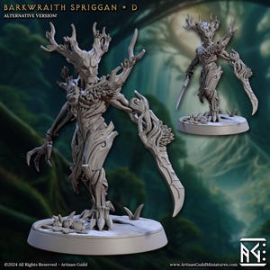Könnte beinhalten: Eine graue, detaillierte Miniaturfigur eines Barkwraith-Spriggans, einer humanoiden Kreatur mit einem baumartigen Körper, die eine schwertartige Waffe hält. Die Figur steht auf einem runden Sockel.