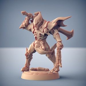 Könnte beinhalten: Eine detaillierte Miniaturfigur eines Kriegers in einer dunklen, stacheligen Rüstung, der ein Schwert und eine Kette hält. Die Figur ist in hellbrauner Farbe bemalt und steht auf einem runden Sockel.