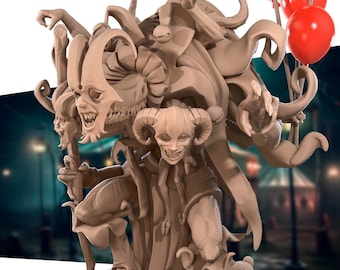 Puede incluir: Una escultura de arcilla marrón detallada, grotesca y de múltiples cabezas que representa a un bufón con cuernos, sosteniendo un bastón. El bufón lleva un gorro de bufón y una larga túnica fluida. La escultura está rodeada de globos.