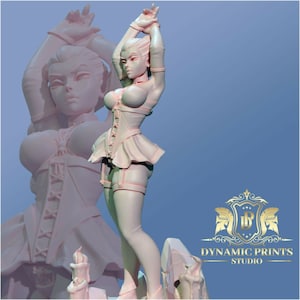 Puede incluir: Una figura de resina rosa de una mujer con un corsé y una falda, con los brazos levantados por encima de la cabeza. La figura está de pie sobre una base con una superficie texturizada. El fondo es de color azul claro.