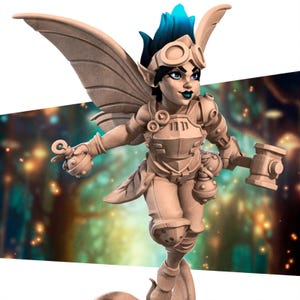 Op de afbeelding: Een miniatuurfiguur van een fee met blauw haar en een bril, die een harnas draagt en een hamer en een klein flesje vasthoudt. De fee heeft vleugels en staat op een voetstuk.