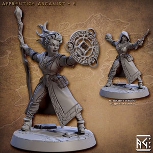Può includere: Figura in miniatura grigia di un Apprendista Arcanista, con un bastone e uno scudo. La figura è su una base circolare. Viene mostrata una versione alternativa con una figura incappucciata che tiene una palla e un pugnale. Il testo "APPRENTICE ARCANIST + E" è in alto.