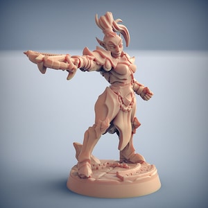 Könnte beinhalten: Eine Miniaturfigur einer weiblichen Elfenkriegerin, die eine Rüstung trägt und eine Armbrust hält. Die Figur ist in hellbrauner Farbe bemalt und steht auf einem runden Sockel.