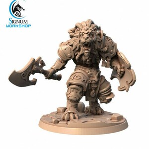 Könnte beinhalten: Eine Miniaturfigur eines löwenartigen Wesens, das eine Rüstung trägt und eine Axt hält. Die Figur ist in hellbraun bemalt und hat ein detailliertes Design.