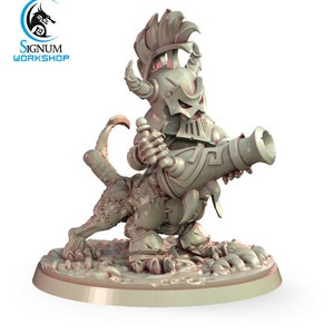 Puede incluir: Una figura miniatura gris y detallada de una criatura que lleva armadura y sostiene un cañón. La criatura tiene una cola larga y un casco con cuernos. La figura está de pie sobre una base redonda.