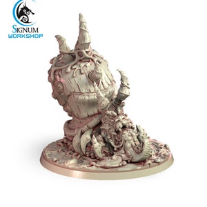 Puede incluir: Una miniatura impresa en 3D de una criatura grotesca y carnosa con una cabeza grande y bulbosa y múltiples tentáculos. La criatura está pintada de color marrón claro y está sentada sobre una base circular.