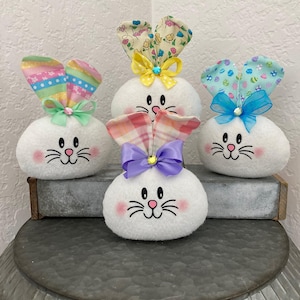Conejito de Pascua de tela hecho a mano: Orejas articuladas, decoración de bandeja escalonada