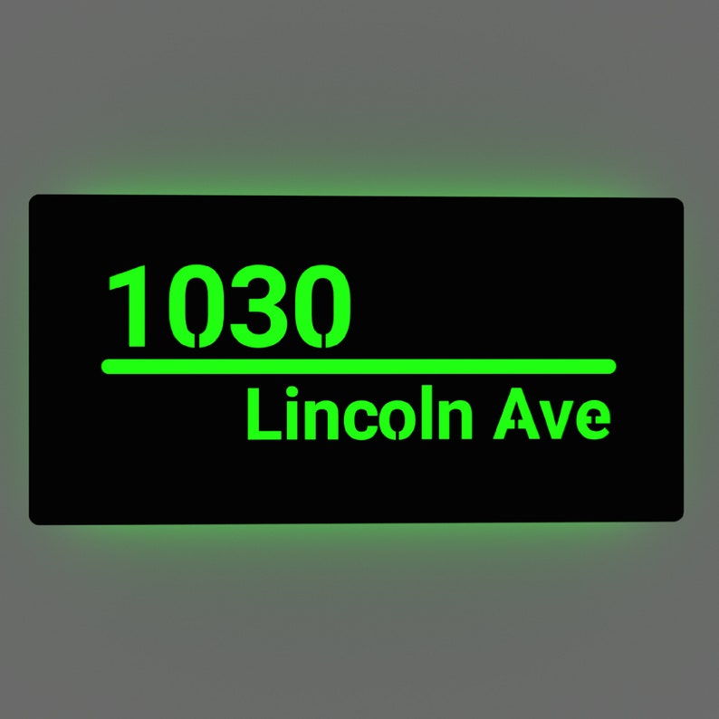 Puede incluir: Un letrero negro con letras verdes que brillan en la oscuridad. El letrero dice "1030 Lincoln Ave".
