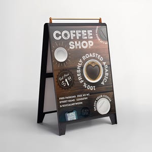 Könnte beinhalten: A-förmige Werbetafel für ein Café mit dunklem Holzmaserungshintergrund. Auf der Tafel stehen die Worte "Coffee Shop" und "Freshly Roasted Arabica". In der Mitte befindet sich eine Kaffeetasse mit Herzmotiv. Ein QR-Code ist ebenfalls enthalten.