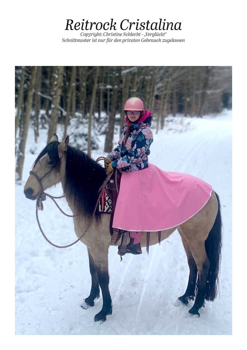 Puede incluir: Una persona con una falda de montar rosa y un casco rosa monta un caballo marr&oacute;n y blanco en un bosque nevado. El caballo lleva una silla de montar con una manta colorida. El texto "Reitrock Cristalina" y "Copyright: Christine Schlecht - "Vergl&uuml;ckt" Schnittmuster ist nur f&uuml;r den privaten Gebrauch zugelassen" es visible en la imagen.