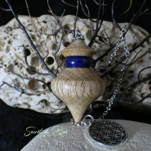 Divinatory pendulum in oak wood and lapis lazuli, dowsing pendulum in turned wood and natural stone, unique piece.