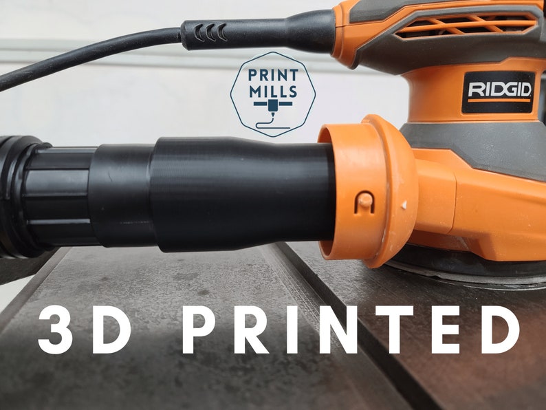 K&ouml;nnte beinhalten: Ein 3D-gedruckter Staubauffangadapter f&uuml;r eine Ridgid-Schleifmaschine. Der Adapter ist schwarz und wird an einen Staubsaugerschlauch angeschlossen. Der Text "3D PRINTED" ist auf dem Bild zu sehen.