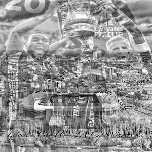 Puede incluir: Un collage fotográfico en blanco y negro de jugadores del Leicester City FC celebrando su victoria en la FA Cup en 2021. Los jugadores sostienen el trofeo y el horizonte de la ciudad está en el fondo. El texto "Leicester City FC FA Cup Winners 2021" está en la parte inferior de la imagen.