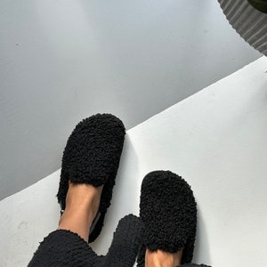 Sabots en fausse fourrure ; mules moelleuses