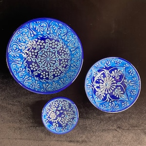 Puede incluir: Tres cuencos de cer&aacute;mica azul y blanca con intrincados dise&ntilde;os florales. Los cuencos son de diferentes tama&ntilde;os y presentan un patr&oacute;n en relieve.