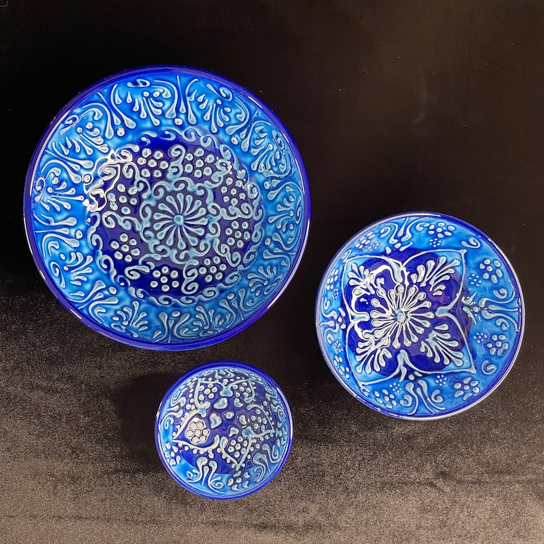 Puede incluir: Tres cuencos de cer&aacute;mica azul y blanca con intrincados dise&ntilde;os florales. Los cuencos son de diferentes tama&ntilde;os y presentan un patr&oacute;n en relieve.