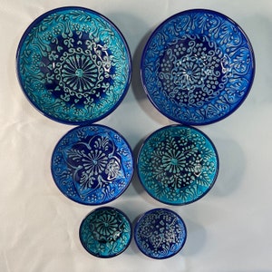 Puede incluir: Conjunto de seis cuencos de cer&aacute;mica azul y blanca con intrincados patrones florales. Los cuencos var&iacute;an en tama&ntilde;o, desde peque&ntilde;os hasta grandes.