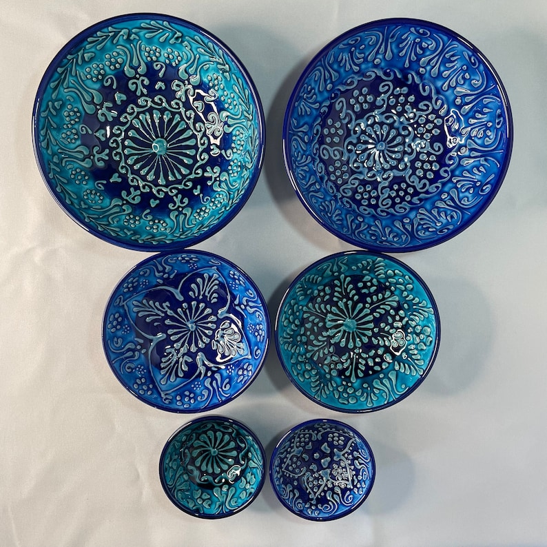 Puede incluir: Conjunto de seis cuencos de cer&aacute;mica azul y blanca con intrincados patrones florales. Los cuencos var&iacute;an en tama&ntilde;o, desde peque&ntilde;os hasta grandes.