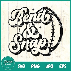 Könnte beinhalten: Schwarz-weißes Grafikdesign mit den Worten "Bend & Snap" in einer Retro-Schriftart, begleitet von einer Football-Form. Das Design enthält Sterne und ist vor einem hellen Holzmaserungshintergrund platziert.