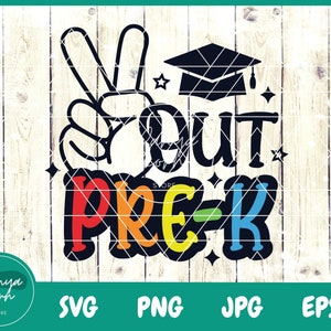 Peace Out Pre-K SVG | 卒業シャツ SVG | Peace Out Pre-K | 卒業 SVG | 幼稚園 SVG | 幼稚園卒業 SVG - Cricut 用ファイル