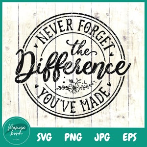 Pode incluir: Um design circular em preto e branco com o texto "NEVER FORGET the Difference YOU'VE MADE". O design inclui detalhes florais e de coração. O fundo é um padrão de grão de madeira clara.