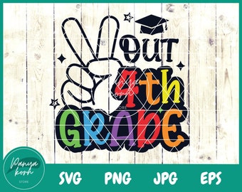 Op de afbeelding: Een kleurrijk grafisch ontwerp voor groep 4, met een vredesteken en een afstudeerhoed. De tekst in diverse kleuren luidt "Your 4th Grade". Het ontwerp staat tegen een lichte houten achtergrond. SVG, PNG, JPG en EPS bestandsformaten.