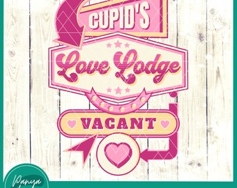 以下が含まれることがあります： ピンクと黄色のヴィンテージスタイルのモーテルの看板で、「Cupid's Love Lodge Vacant」という文字とピンクのハートが描かれています。