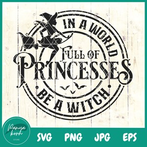 Op de afbeelding: Zwart-wit grafisch ontwerp van een heks die op een bezem vliegt met vleermuizen op de achtergrond. De tekst luidt "In een wereld vol prinsessen, wees een heks."